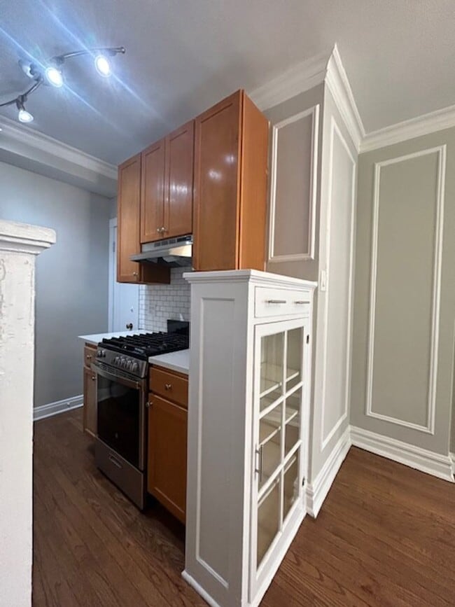 Building Photo - One Bedroom/One Bath in Historic Building ~ Heat Included ~ Cats Welcome