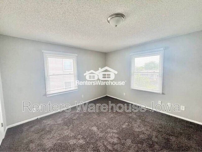 Building Photo - 2112 E Caulder Ave