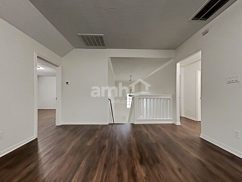 Building Photo - 2213 Oak Cir Dr N