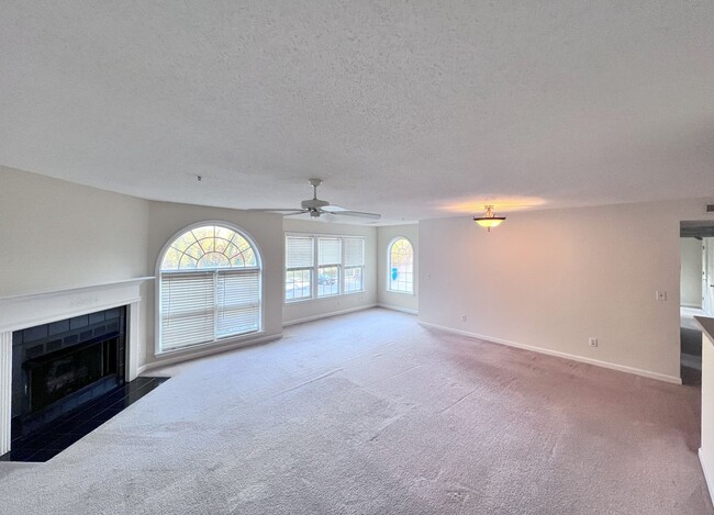 Building Photo - Condo FOR RENT Winston Salem!!