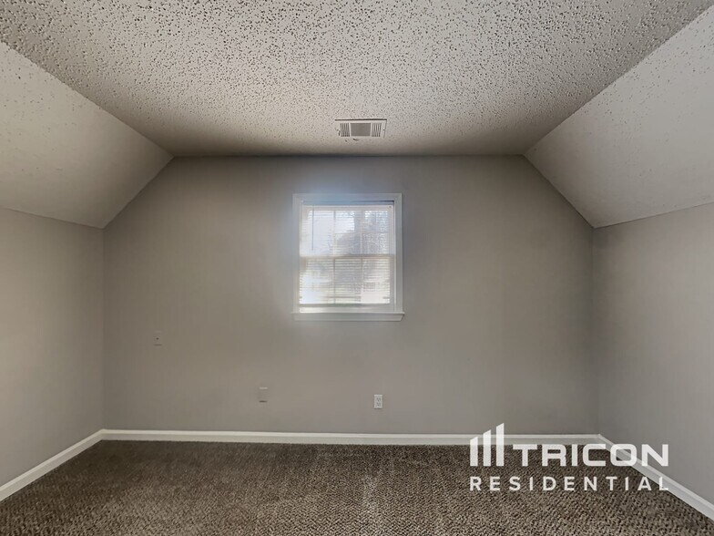 Building Photo - 579 Stratford Dr