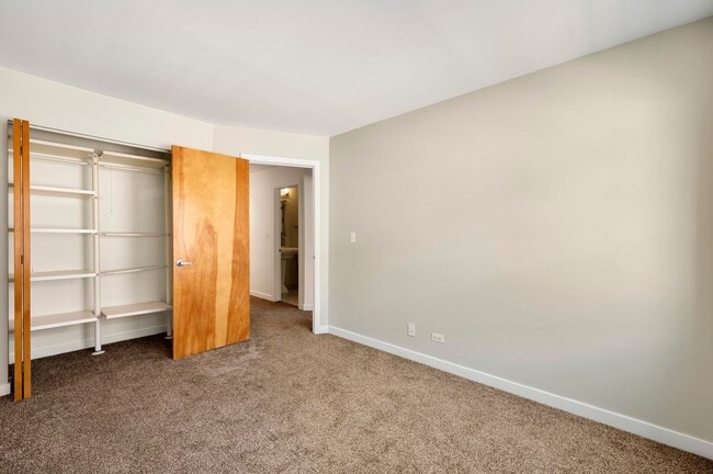 Building Photo - SOUTH LOOP - Gorgeous 3BD/2BTH Townhouse in gated community!