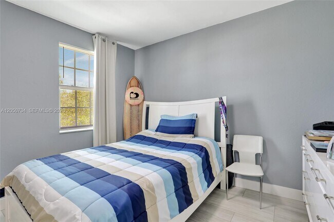 Building Photo - 7921 Sanibel Dr
