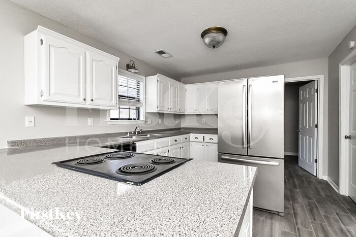 Building Photo - 275 Kings Dr