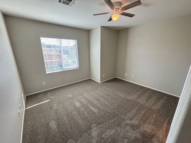 Building Photo - Gorgeous 6Bed/5Bath/4Car, 2-Story Home located in the Mountains Edge