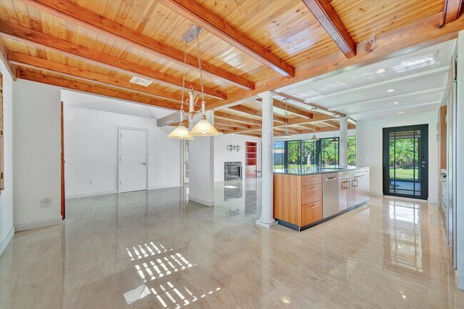 Building Photo - Beautiful West of the Trail 3-Bed/2-Bath H...