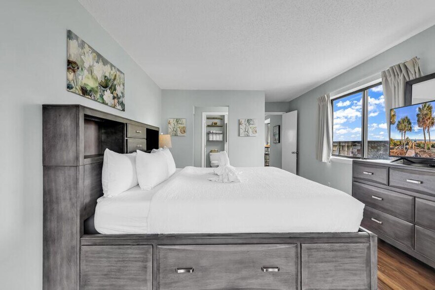 Building Photo - 202 75th Ave N