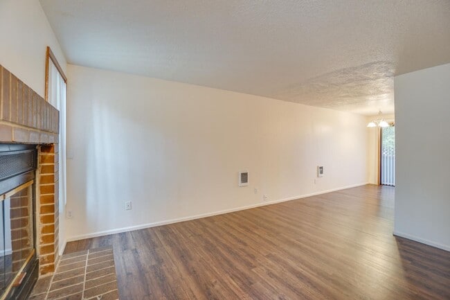 Building Photo - **Free March & April Rent **Fanno Creek Condo - Lovely Condo in Heart of Tigard