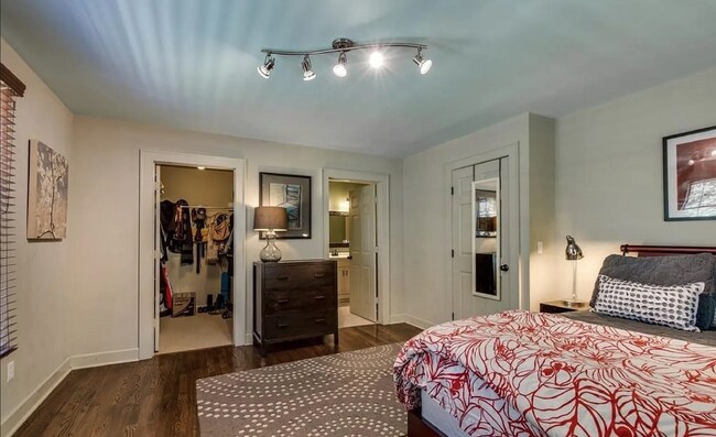 Building Photo - Cute 3 bed w/bonus space. Fenced yard. Loc...
