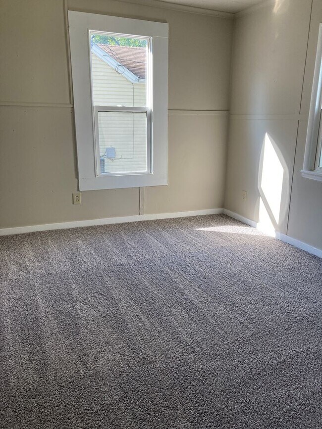 Building Photo - Updated 2 bedroom 1 bathroom home