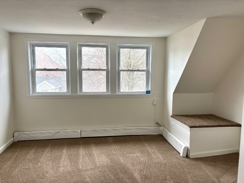 Building Photo - 337 Village St