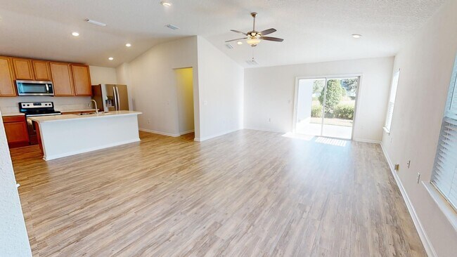 Building Photo - LOCATION! LOCATION! LOCATION!