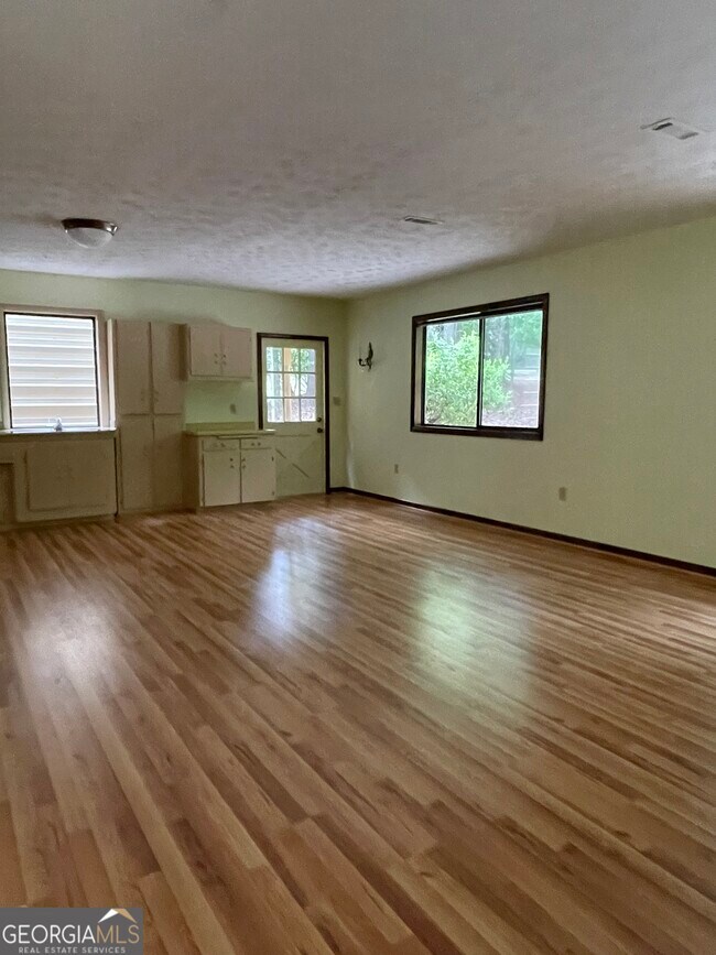 Building Photo - 170 Longview Dr