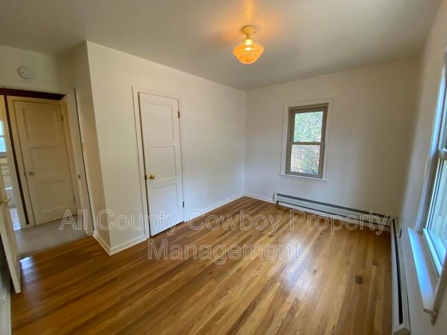 Building Photo - 1020 S 11th St