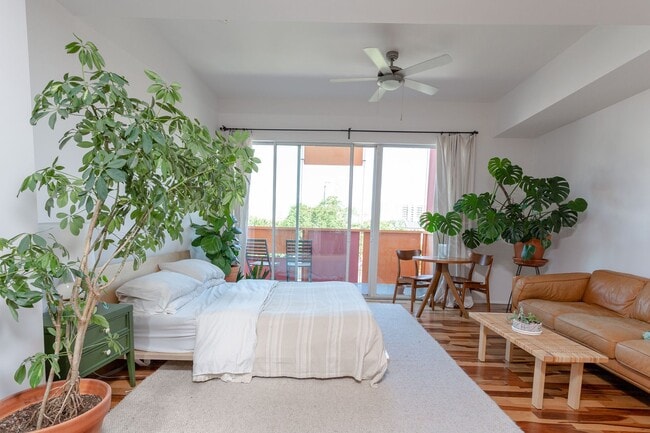 Building Photo - Cozy 1/BR 1/BA with Private Balcony & Mode...