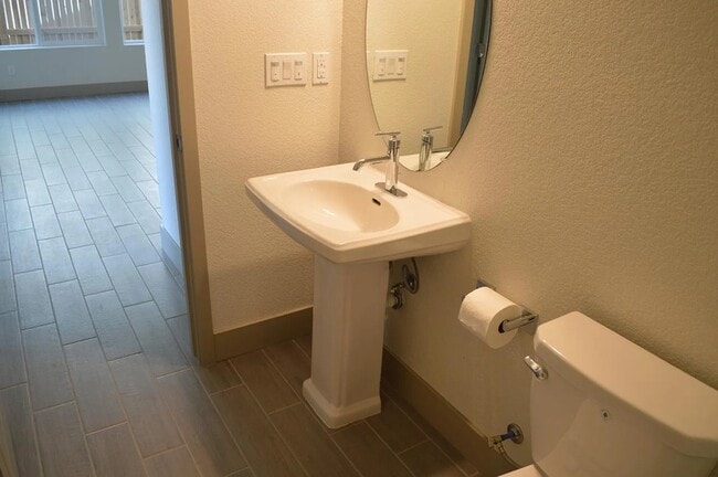 Building Photo - 2430 Bastidas Dr