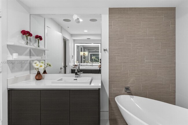 Building Photo - 300 Sunny Isles Blvd