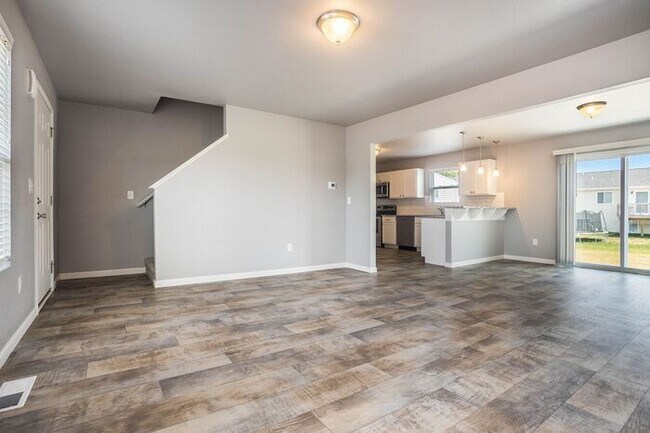 Building Photo - 5643 Claremount St