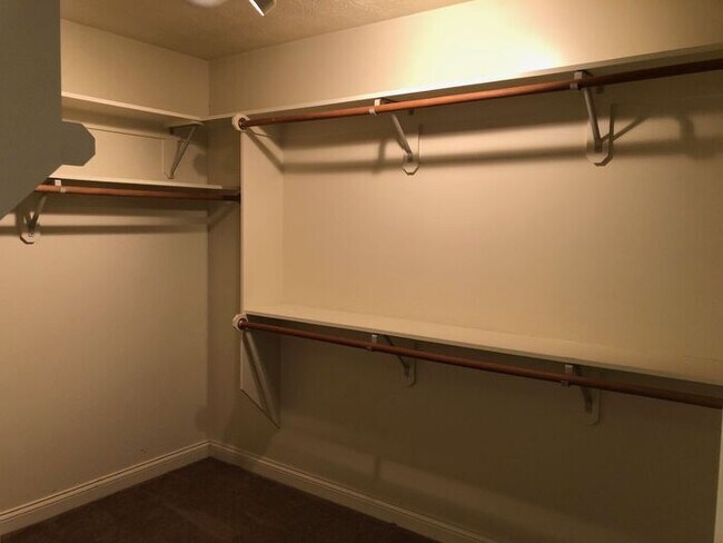 Building Photo - Spacious 3 Bedroom Ranch in Great Carmel L...