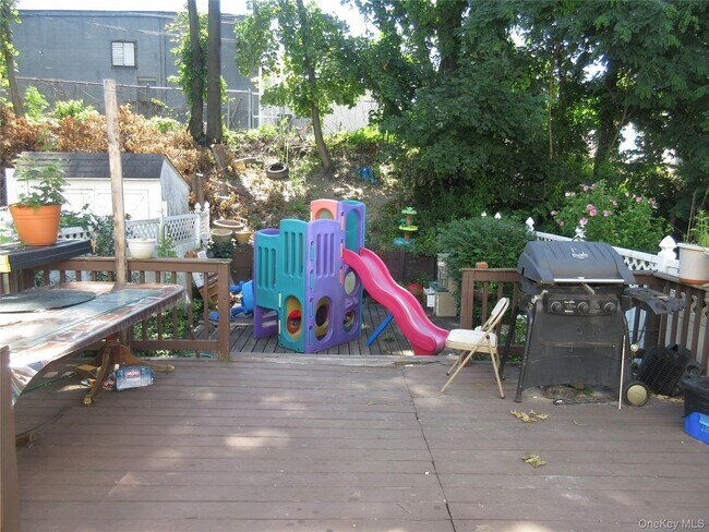 Building Photo - 108 Coolidge St
