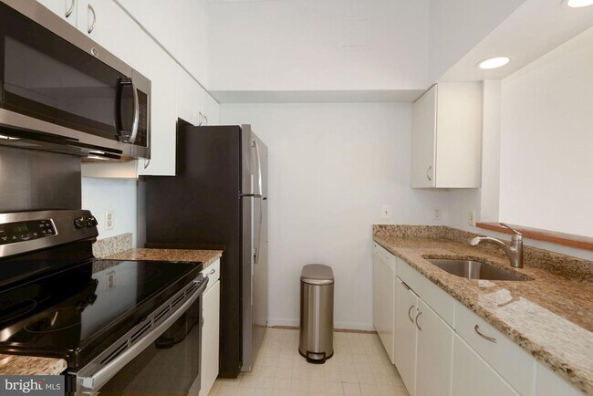 Building Photo - Georgetown. Upper *** Large, Stylish, Top ...