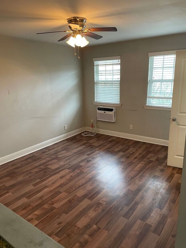 Building Photo - Renovated 1BD in Gated Complex! Washer/Dryer in unit!