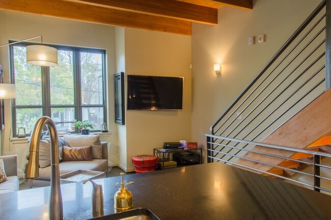 Building Photo - 2Bd/1.5Ba Seattle Townhouse