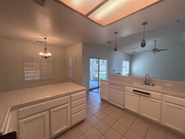 Building Photo - 3 bedroom 2 bath in Lemoore with SOLAR!