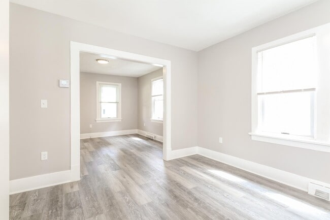 Building Photo - 856 Broad St