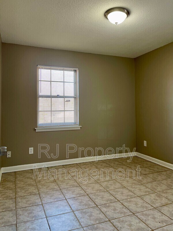 Building Photo - 4211 Lansdowne Dr