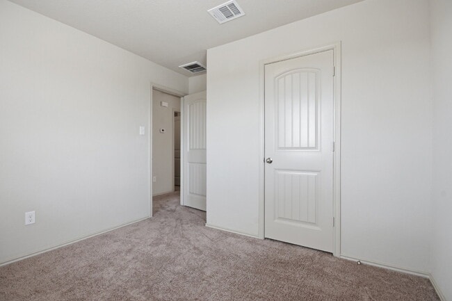 Building Photo - "Charming San Marcos Retreat: Spacious 3-Bedroom Home with 2.5 Baths on Lake Glen!"