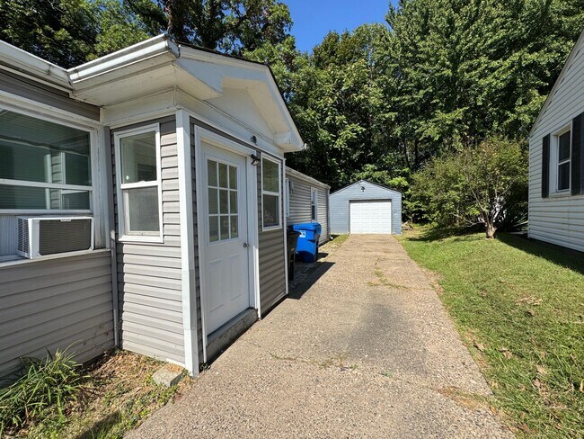 Building Photo - 3 Bedroom Molette with Ravine Views – $1300