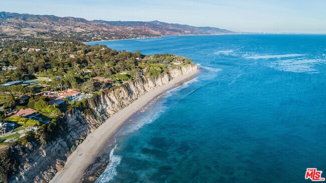 Building Photo - 6502 Dume Dr
