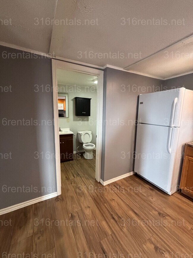 Building Photo - Two bed One bath house for rent! Available NOW!