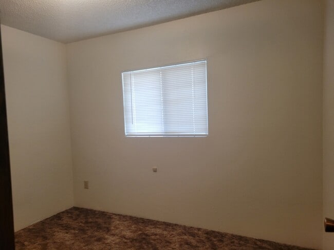 Building Photo - 400 NW Elm St