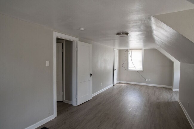 Building Photo - 331 Sandhurst Dr