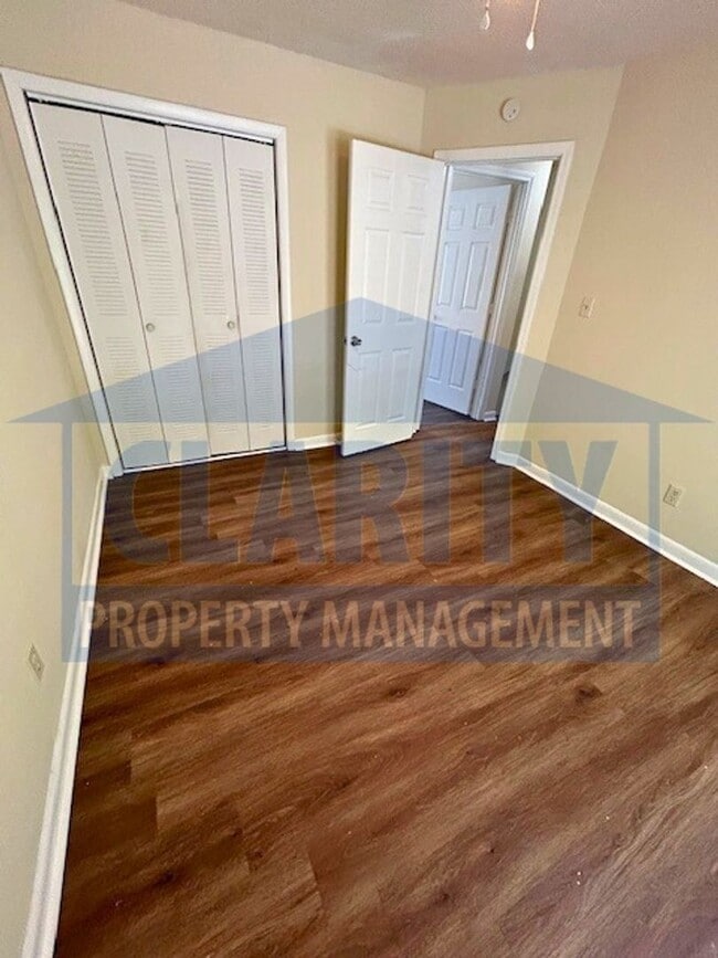 Building Photo - Two bedroom apt near Cleveland State!