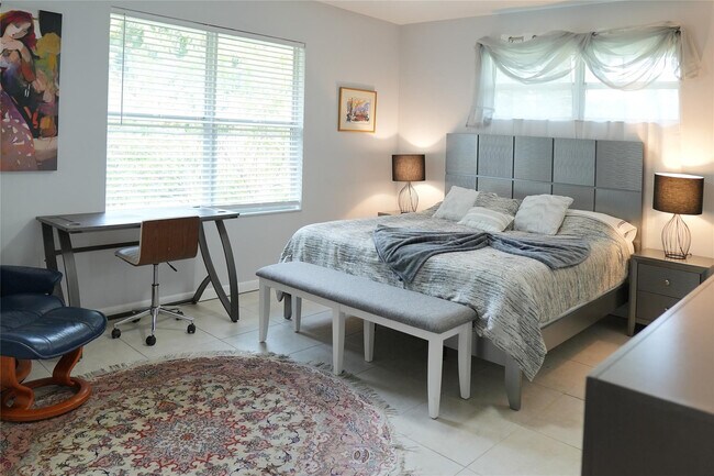 Building Photo - 821 SW 13th Ct