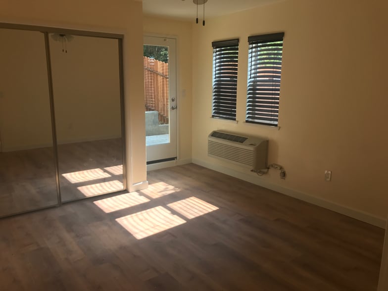 Building Photo - 990 Thompson Way