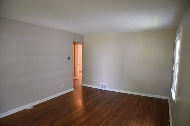 Building Photo - 3 Bedroom Home in Clintonville!