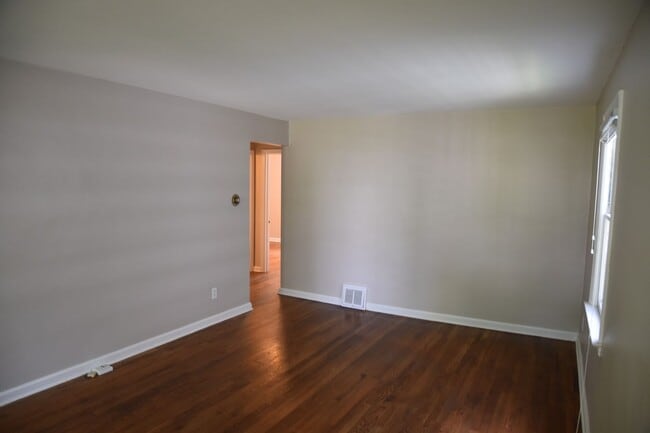 Building Photo - 3 Bedroom Home in Clintonville/Beechwold Area