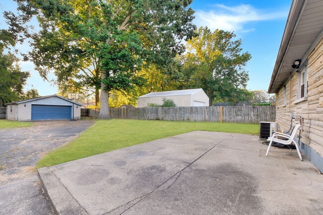 Building Photo - 8001 Bluebonnet Rd