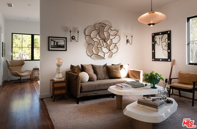 Building Photo - 5192 Parkway Calabasas