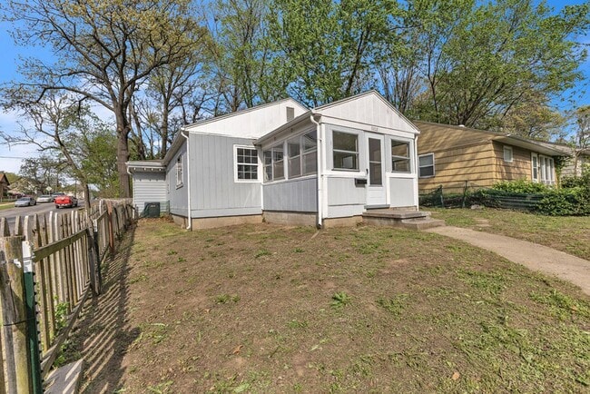 Building Photo - Renovated 4BR Home – Modern Finishes, Off-Street Parking