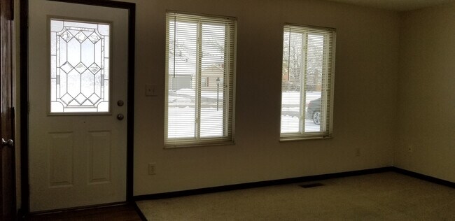 Building Photo - Huge 3 bedroom 2.5 bath town home with a 2 car garage.