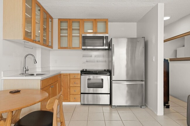 Building Photo - Waikiki Fully furnished studio/1 ba / 1 prk Washer/Dryer in unit