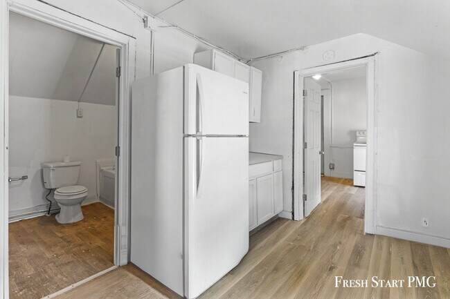 Building Photo - Bright and newly renovated apartment (2 Be...
