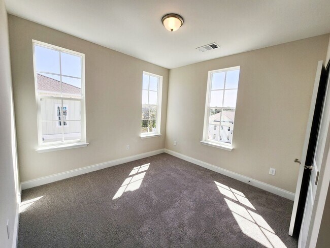 Building Photo - 836 Goswell Dr