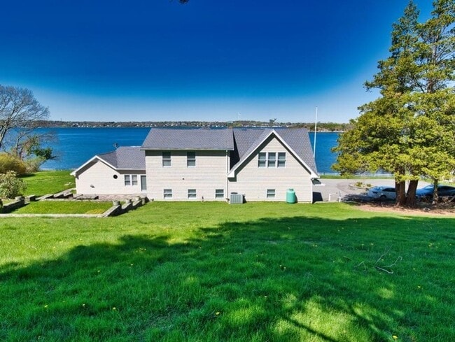 Building Photo - 149 Nanaquaket Rd