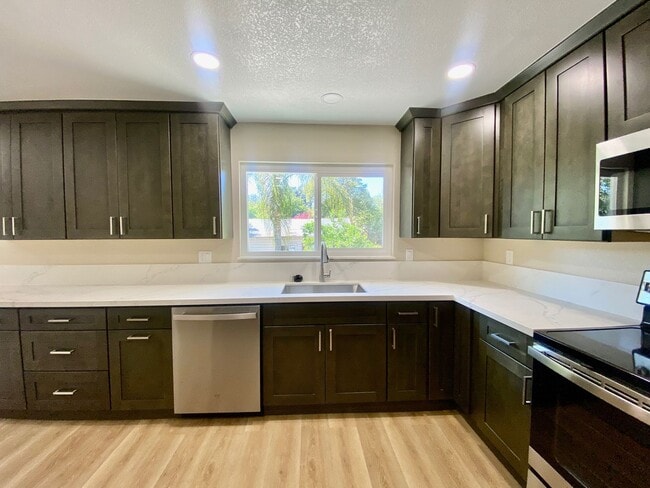 Building Photo - RECENTLY RENOVATED 4 BED, 2.5 BATH HOME ON CORNER LOT